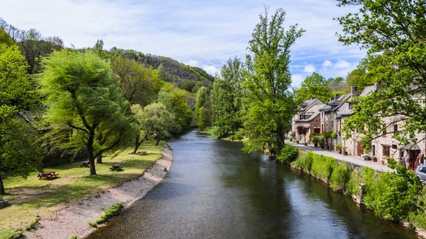 De Aveyron die door het dorp Belcastel stroomt
