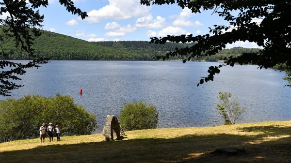 Senderistas a orillas del lago Vassivière