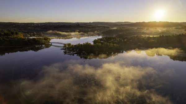 Amanecer en el lago de Saint-Pardoux