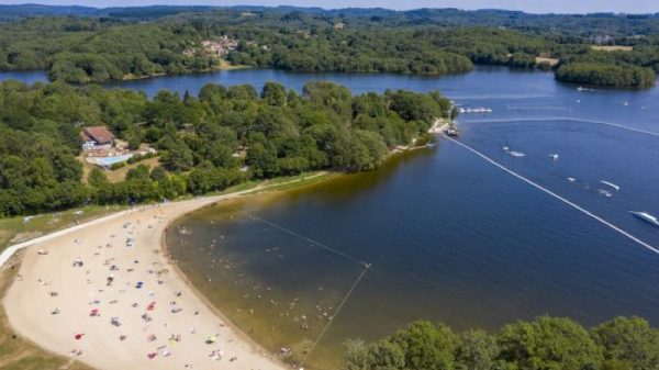 Playa del camping Lac de Saint Pardoux