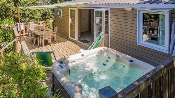 Le jacuzzi des mobil-homes VIP SPA, de 2 à 3 chambres