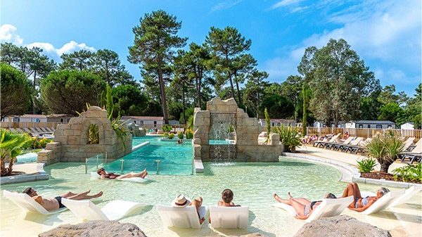 Het zen-zwembad, gereserveerd voor personen ouder dan 18 jaar