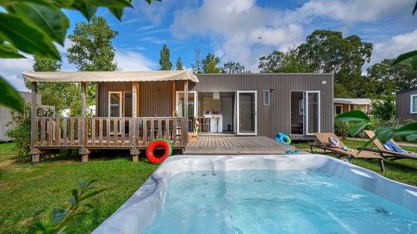 Le jacuzzi privé est situé sur l'emplacement, dans ce mobil-home VIP et SPA (1 à 4 chambres)