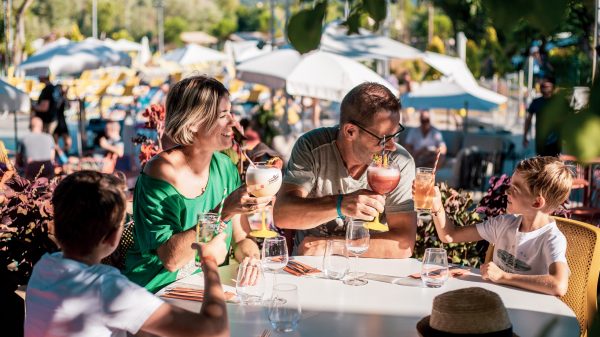 Détente en famille au restaurant du camping