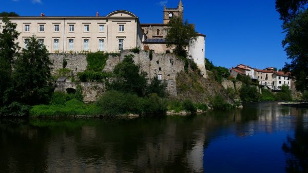Prieuré de Sainte-Croix sur les bords de l'Allier
