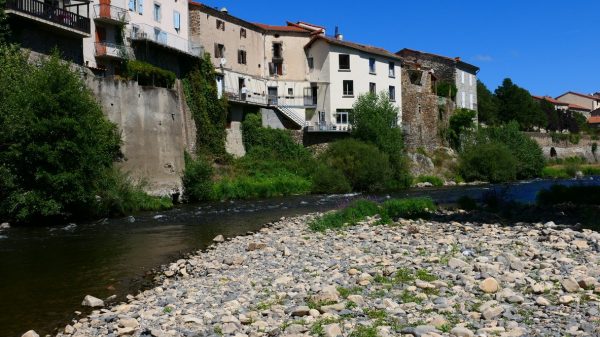 Vur sur les maisons de Lavoûte-Chilhac au bord de l'Allier