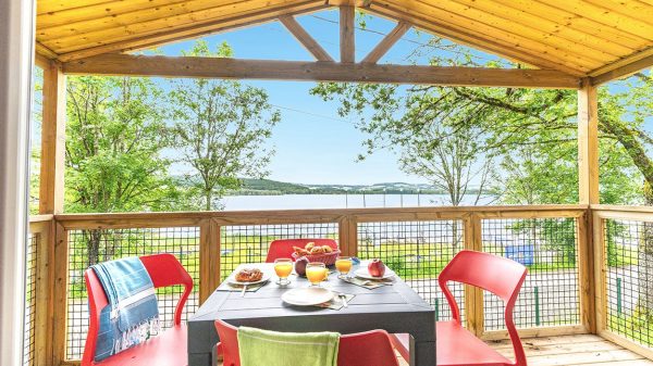 Blick auf den See und direkter Zugang zum Strand für den Campingplatz