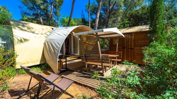 Séjour dans un coco sweet (à gauche sur la photo)
