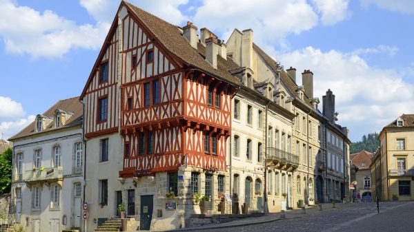 Ciudad de Autun en Saona y Loira