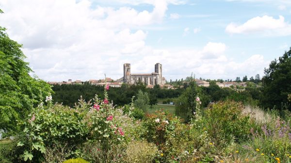 Vue sur la Collégiale de La Romieu depuis Les Jardins de Coursiana