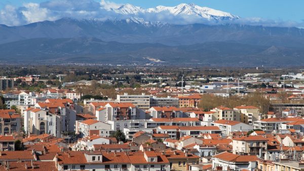 Vue sur le Canigou enneigé depuis les jardins du Palais des Rois de Majorque