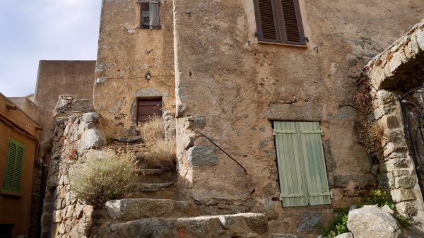 Het interieur van het dorp en de stenen trappen