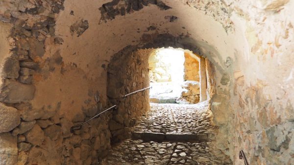 Een gewelfde doorgang in het dorp