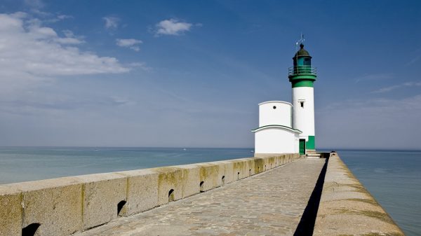 De vuurtoren van Tréport bij de uitgang van de haven
