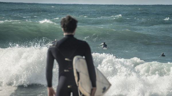 Activité surf sur les vagues de l'océan à Capbreton