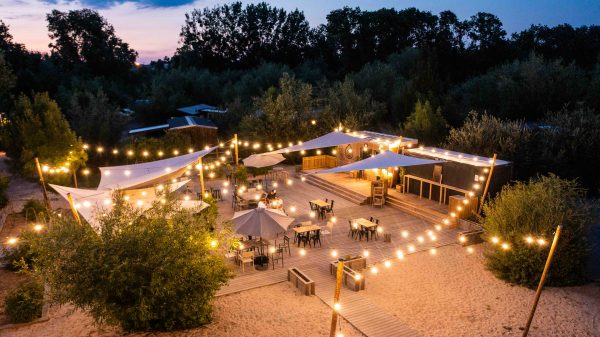„Guingette”-Atmosphäre im Restaurant des Campingplatzes