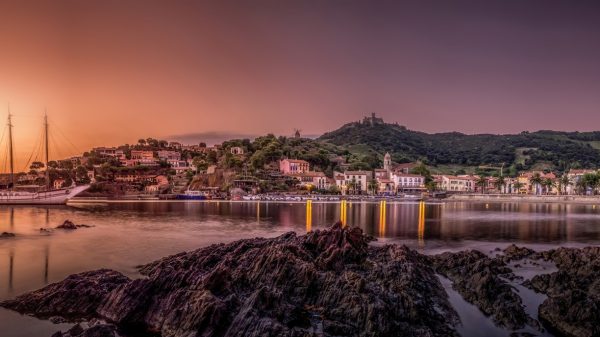 Zonsopgang op het strand van Port d’Avall in het charmante stadje Collioure.