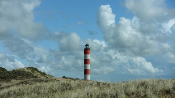 Vue sur le phare rouge et blanc de Berck