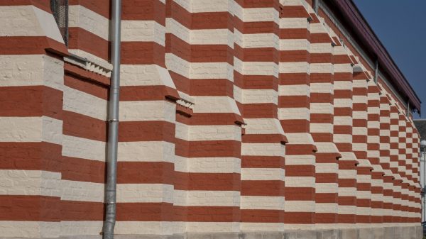 La façade atypique de l'église Notre Dame des Sables 
