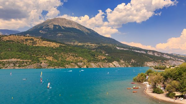 Plage des combettes, sur le lac de Serre-Ponçon