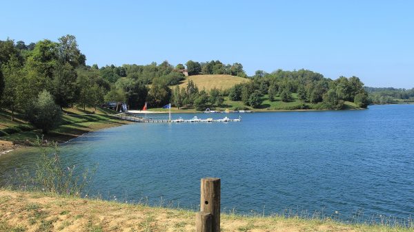 Base nautique et plage surveillée sur le lac de Castelnau-Magnoac