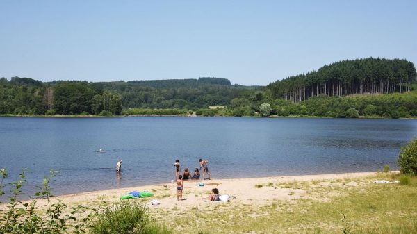 Erfrischende Pause an einem See im Morvan