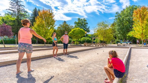 Un tournoi de pétanque en famille