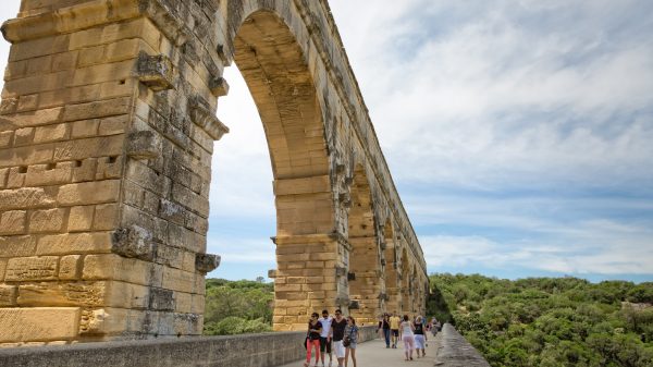 Spaziergang entlang des Pont du Gard