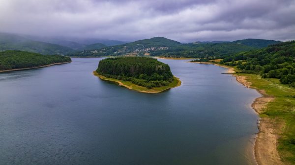 Le lac du Laouzas au crépuscule