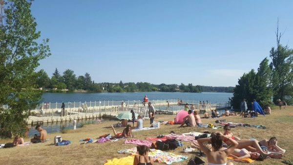 Les piscines flottantes et la plage d'Aiguelèze