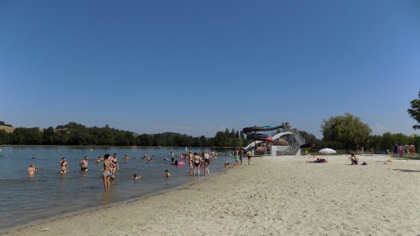 La plage de la base de loisirs de Saramon