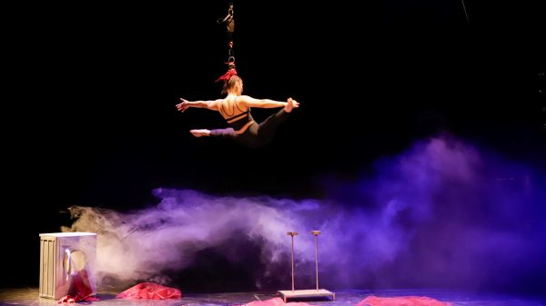 Nouveauté 2025 Spectacle music-hall suspension capillaire par l'apprentie Allemande Theresa Spiegl de l'INM