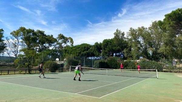 Jouer au tennis dans le cadre naturel du camping