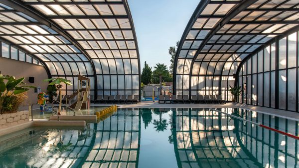 Profitez de la piscine couverte du camping