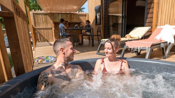 Cottages ou mobil-home Premium avec jacuzzi privé, pour 4 ou jusqu'à 12 personnes