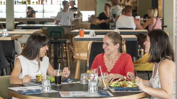 Mittagessen mit Freunden im Restaurant des Campingplatzes