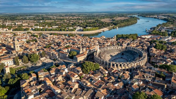Panorama aérien d’Arles et son amphithéâtre romain