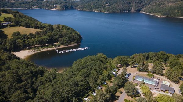 Un camping au bord du lac, dans le Cantal