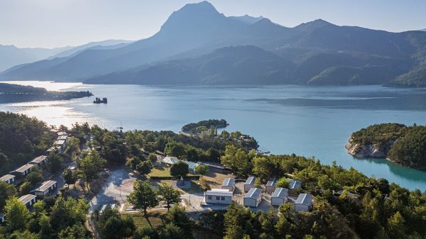 Vue sur les eaux turquoise du Lac de Serre-Ponçon et ses magnifiques baies Saint-Michel et Chanteloube