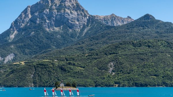 Un lac idéal pour la location de bateaux, la planche à voile et autres activités nautiques