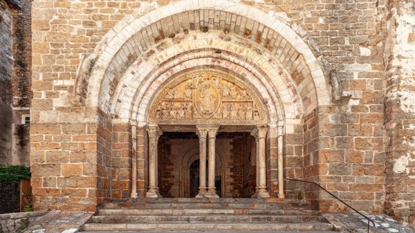 Tympan sculpté du XIIe siècle de l'église Saint-Pierre