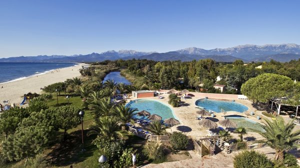 Plage et piscines du camping, vu du ciel