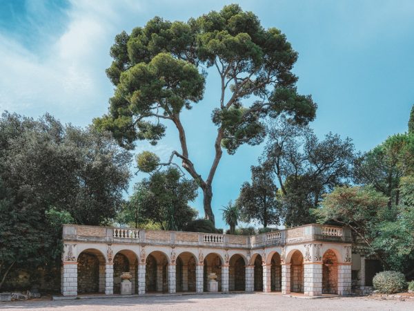Colonnade construite sur la colline du Château