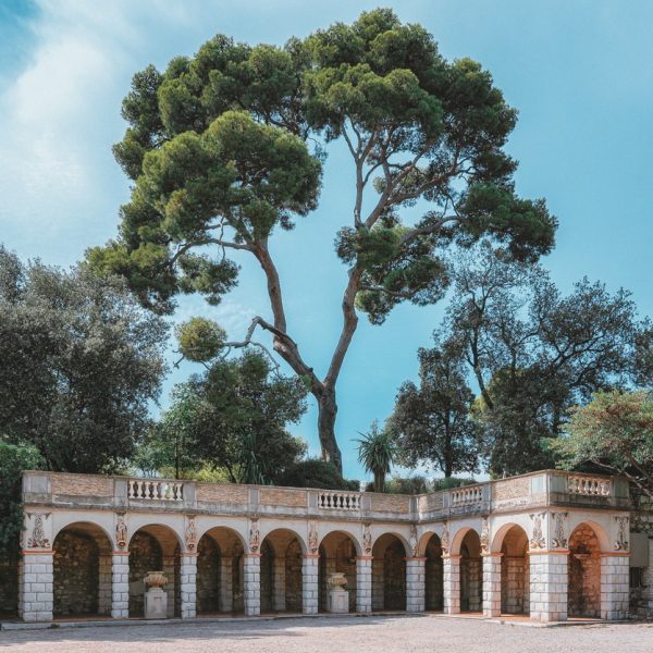 Colonnade construite sur la colline du Château